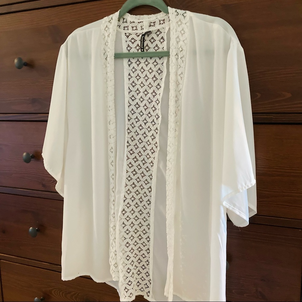 HeartSoul White Crochet Trim Kimono Cover Up Shawl Size Small